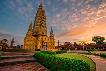 Obraz premium Wat Mahathat Wachiramongkol Former name (Wat Bang Tong) is located Krabi,The environment is rubber plantation. And oil palm plantation, a towering pagoda is beautiful, tourists are always watching.