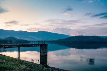Reservoirs and bridges linked to the floodgate. See the mountains and trees in the evening.