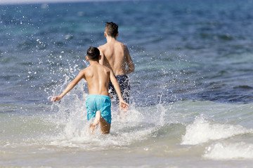 Inseguendosi nell'acqua per gioco