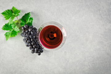 Red wine and a bunch of grapes