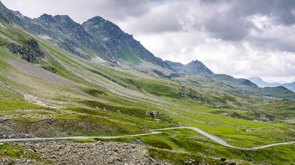 Passstraße Flüelapass, mit Wolken, Konton Graubünden, Schweiz