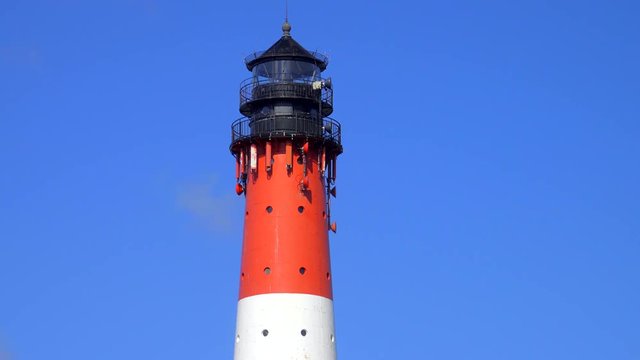 Leuchtturm H&ouml;rnum Sylt vor blauen Himmel close up Aufnahme
