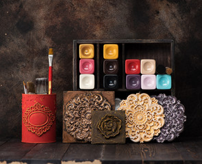 Stucco plaster (decorative medallion rosette), Paints for painting on a wooden shelf and brush. Set for drawing and creativity