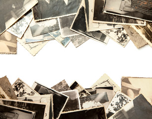 Pile de vieilles photos isolées sur fond blanc. Carte postale froissée et sale vintage