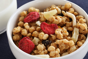 テーブルにのせた フルーツ グラノーラ シリアル 朝食