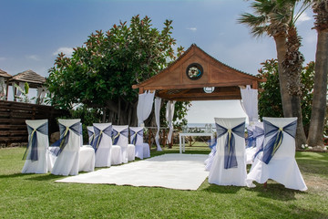 Miejsce ceremonii ślubnej nad morzem przy plaży, Cypr © Agnieszka