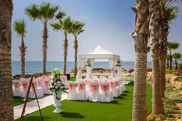 Miejsce ceremonii ślubnej nad morzem przy plaży, Cypr - obrazy, fototapety, plakaty