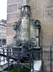 Brunnen an der Nürnberger Lorenzkirche