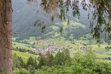 Blick auf ein Bergdorf in Österreich