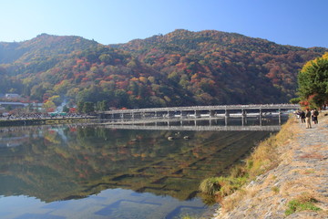 京都・渡月橋の紅葉