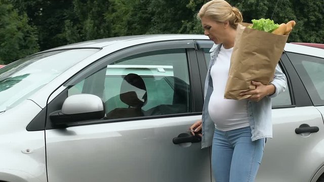 Pregnant woman feels pain in belly, alone in parking place, risk of miscarriage