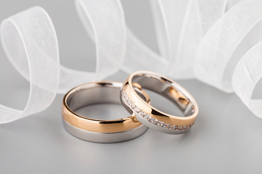 Two-tone wedding rings with ribbon