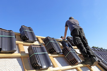 Dachdecker bei der Arbeit