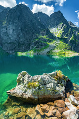 Fototapeta premium Czarny jezioro pod Rysy szczytem, Tatrzańskie góry, Polska