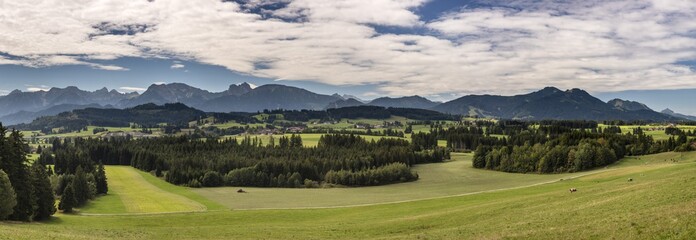 Panorama Landschaft im Allgäu mit Berge der Alpen bei Füssen