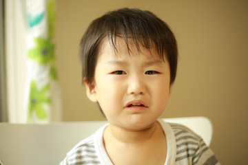 泣く男の子