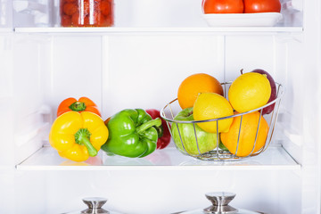 bell peppers, oranges and apples in fridge