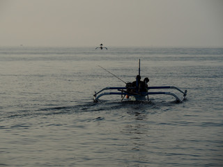 Fischer in Fischerboot, abends, Strand und Meer, Lovina, Bali © Tamara