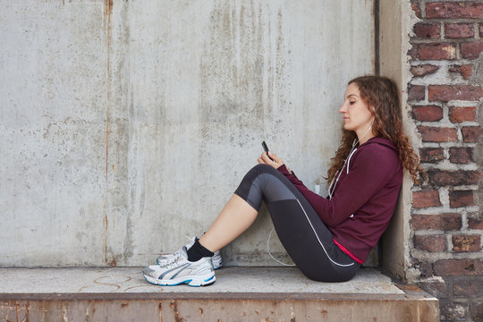 Sportlicher Teenager h&ouml;rt Musik mit Kopfh&ouml;rer