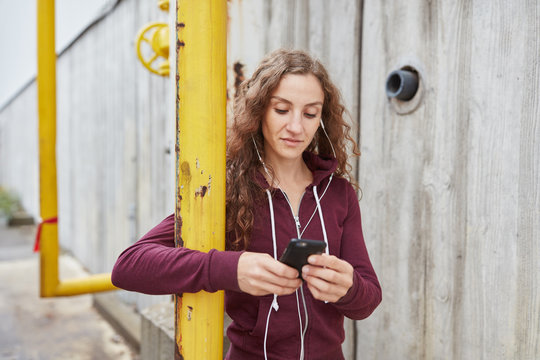 Junge Frau nutzt Smartphone App