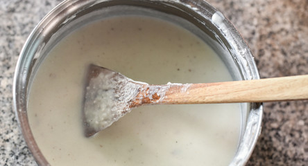Prepare white sauce in hot pot