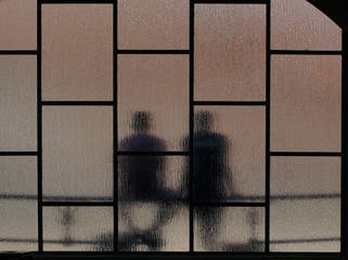 Fototapeta para mężczyzna i kobieta siedzi na ławce za przeszklonymi nieprzezroczystymi obraz