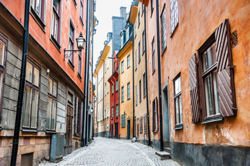 Mooie straat met kleurrijke gebouwen van de oude stad in Stockholm, Zweden