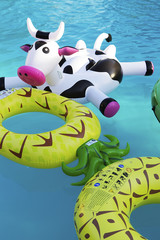 Luftmatratzen und Wasserspielzeug im Wasser