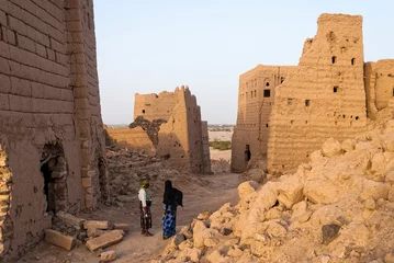 Cercles muraux moyen-Orient Immeubles à plusieurs étages en ruine faits de boue dans le district de Marib, Yémen