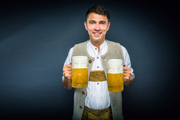 Oktoberfest, Mann in Bayerischer Tracht mit Bier Krug