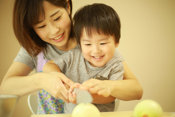 料理する親子