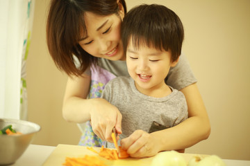 料理する親子