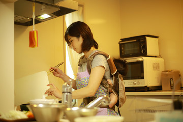 料理する母親 © yamasan