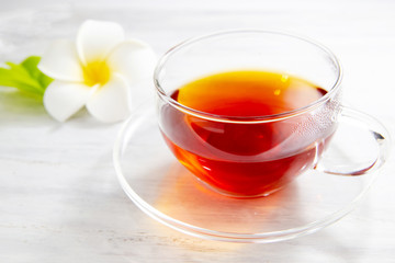 透明グラスに入ったノンカフェインのルイボスティー。プルメリア。