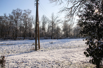 Winterlandschaft mit Hochspannungsmasten
