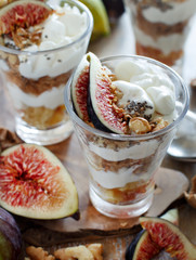 Greek yogurt with figs and granola