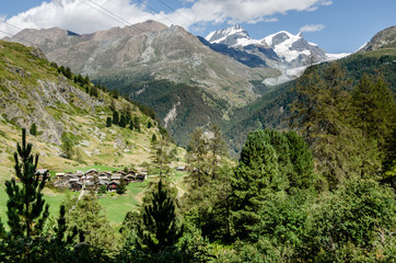 Fototapeta na wymiar Beautifull village in the Swiss mountains