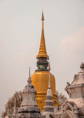 Naklejka premium Pequeños detalles en el templo dorado Wat suan dok, Chiang Mai, Tailandia.