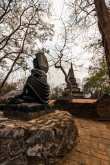 Buda raquítico en el templo Wat Umong, Chiang Mai, Tailandia.
