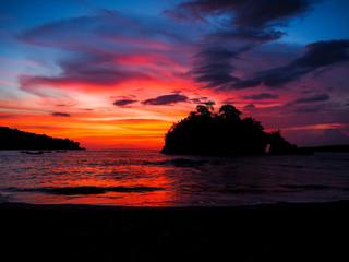 Fototapeta na wymiar Sonnenuntergang am Strand, Crystal Bay, Nusa Penida, Bali, Indonesien, Asien