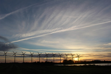 windmolens in de avond schemer