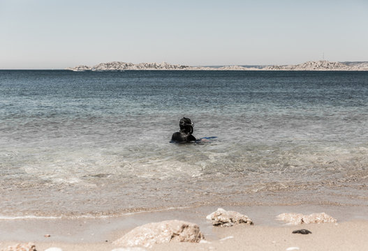 Plongeuse sur la plage