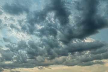 Obraz premium coucher de soleil dans les nuages 