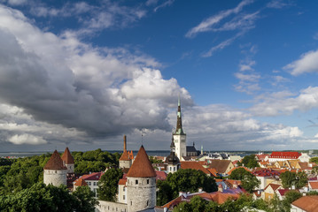 Obraz premium Superb aerial view of the Old Town of Tallinn and the Estonian coastline overlooking the Gulf of Finland