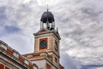 La torre de las campanadas de Nochevieja en día nuboso, Madrid, España