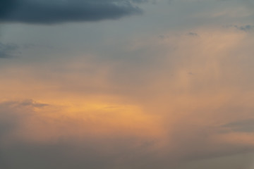 coucher de soleil dans les nuages 
