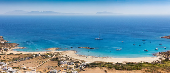 Panoramablick auf den berühmten Manganari Strand auf Ios, Kykladen, Griechenland, mit...