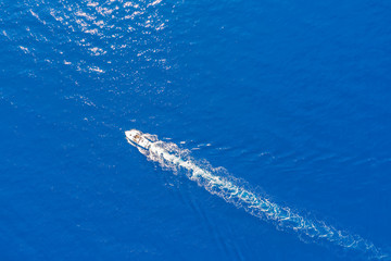 Motoryacht fährt über das leuchtend blaue Meer der Ägäis in Griechenland