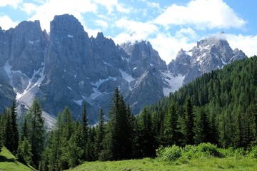 montagna paesaggio natura rocce cime cielo azzurro bosco foresta alberi verde parco all'aperto