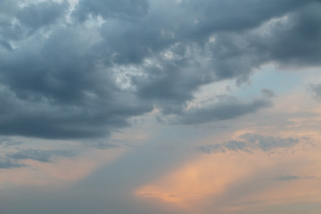 coucher de soleil dans les nuages